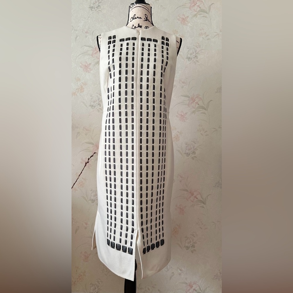 Akris Sleeveless Front-Zip Hotel-Facade Embroidered Sheath Dress in Beige Wool.